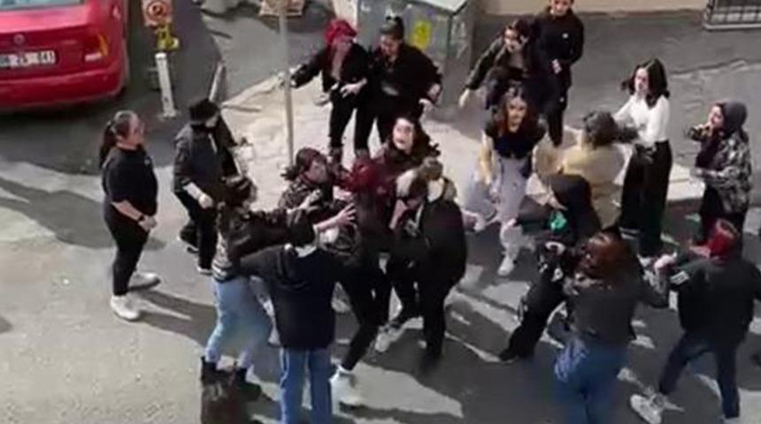 Kızların meydan savaşı! Saç baş birbirine girdiler