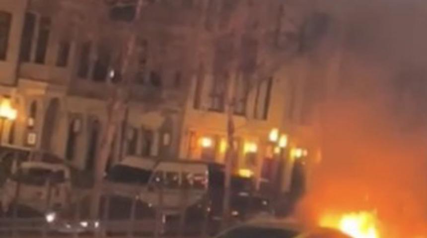 Alev alev yandı! Beyoğlu’nda takside yangın... Şoför kendini araçtan dışarı zor attı