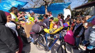 Kilometrelerce pedal çevirip, depremzede çocuklara oyuncak dağıtıyor