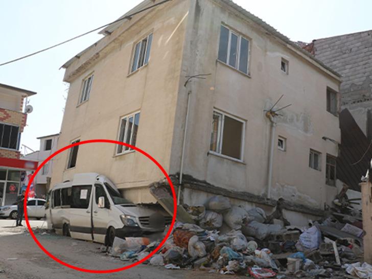 Kahramanmaraş'ta şaşkına çeviren görüntü! Depremde binanın yıkılmasını minibüs önledi