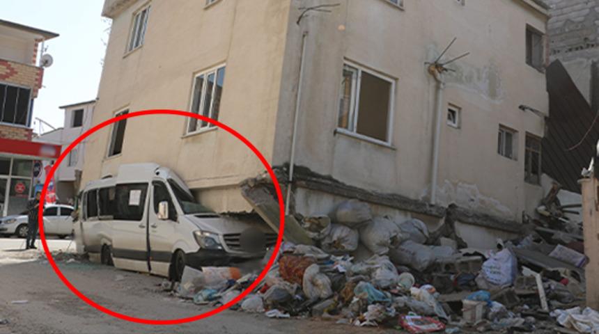 Kahramanmaraş'ta şaşkına &ccedil;eviren g&ouml;r&uuml;nt&uuml;! Depremde binanın yıkılmasını minib&uuml;s &ouml;nledi