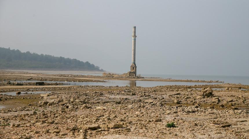 Yer: İzmir... Şaşkına çeviren görüntü! Suların azalmasıyla gün yüzüne çıktı