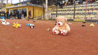 Depremzede çocuklar için sahaya oyuncak yağdı