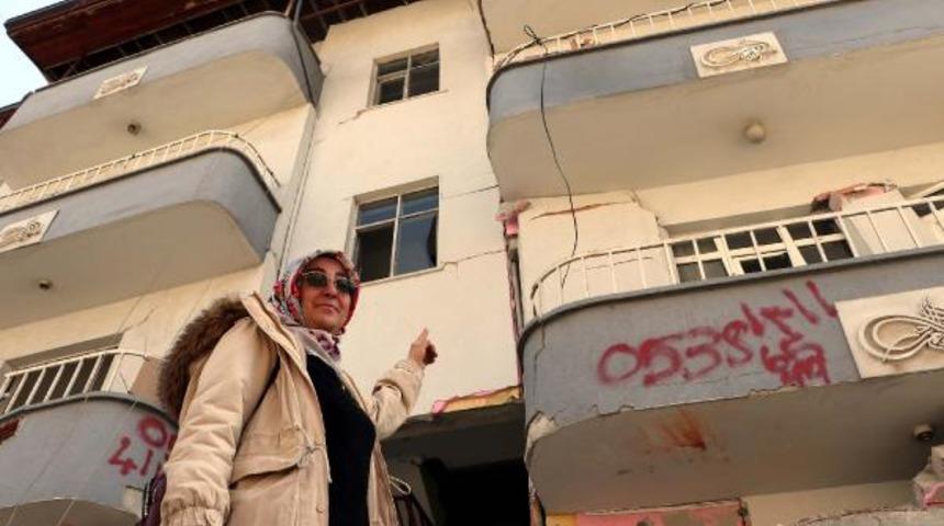 Depremde çöken binadan internet kablosu sayesinde kurtuldular! 'Ev sallanmaya devam ederken...'