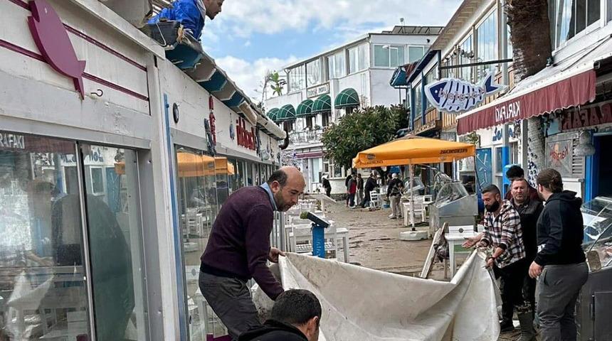 Bodrum'da fırtına! Tente ve &ccedil;atılar u&ccedil;tu: Ortalık savaş alanına d&ouml;nd&uuml;