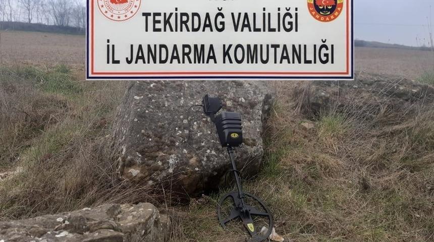 Yetkili gibi giyinip 'define' ararken yakayı ele verdiler!