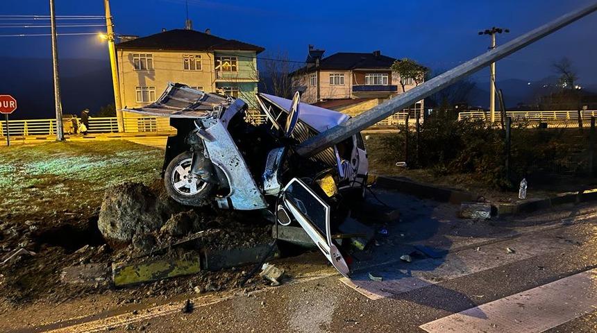 Karabük'te korkunç kaza... Otomobil ikiye bölündü!