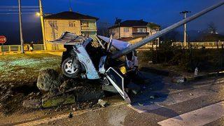 Karabük'te korkunç kaza... Otomobil ikiye bölündü!