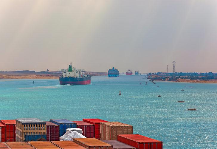 Malezya'dan Portekiz'e gidiyordu: Konteyner gemisi Süveyş Kanalı'nda karaya oturdu