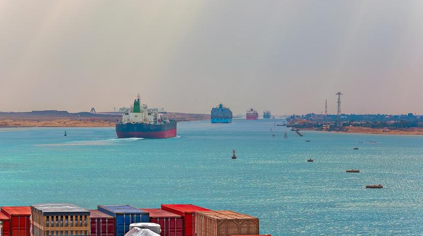 Malezya'dan Portekiz'e gidiyordu: Konteyner gemisi Süveyş Kanalı'nda karaya oturdu