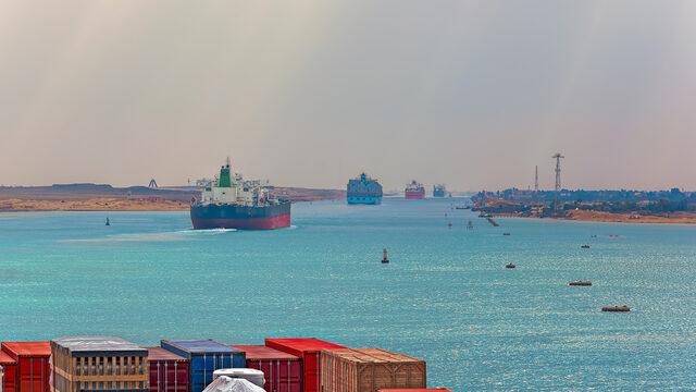 Malezya'dan Portekiz'e gidiyordu: Konteyner gemisi Süveyş Kanalı'nda karaya oturdu