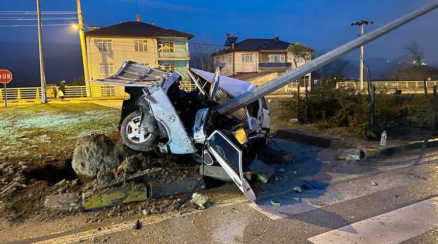 Karabük'te aydınlatma direğine çarpan otomobilin sürücüsü ağır yaralandı