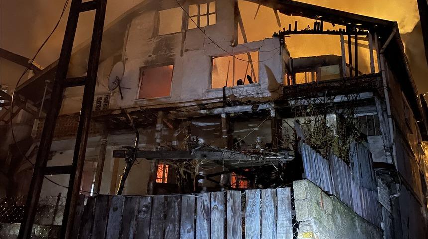 Karabük'te çıkan yangında bir ev kullanılamaz hale geldi