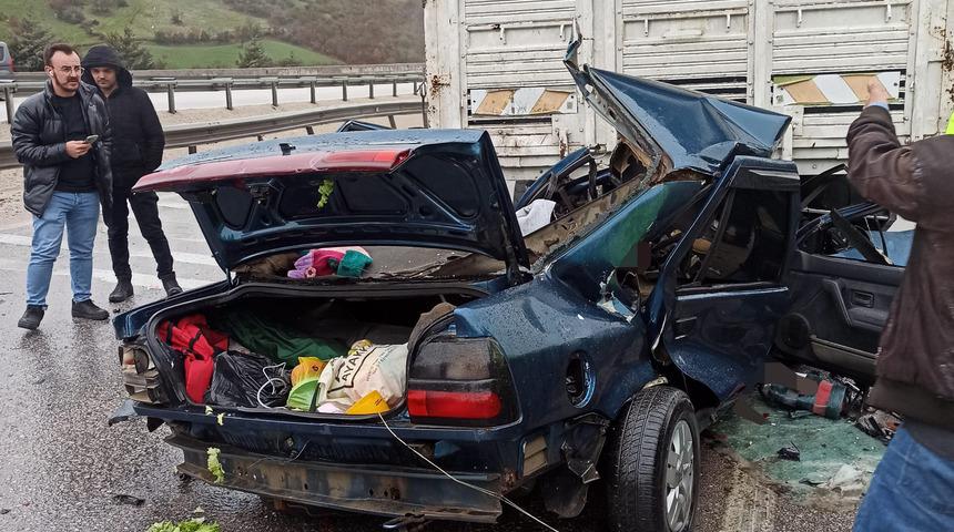 Balıkesir'de kamyona arkadan &ccedil;arpan otomobildeki 2 kişi &ouml;ld&uuml;, 6 kişi yaralandı