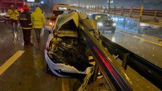 Kocaeli'de bariyere saplanan otomobilin sürücüsü yaralandı
