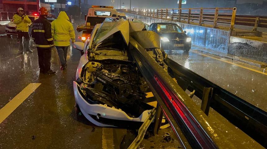 Kocaeli'de bariyere saplanan otomobilin sürücüsü yaralandı