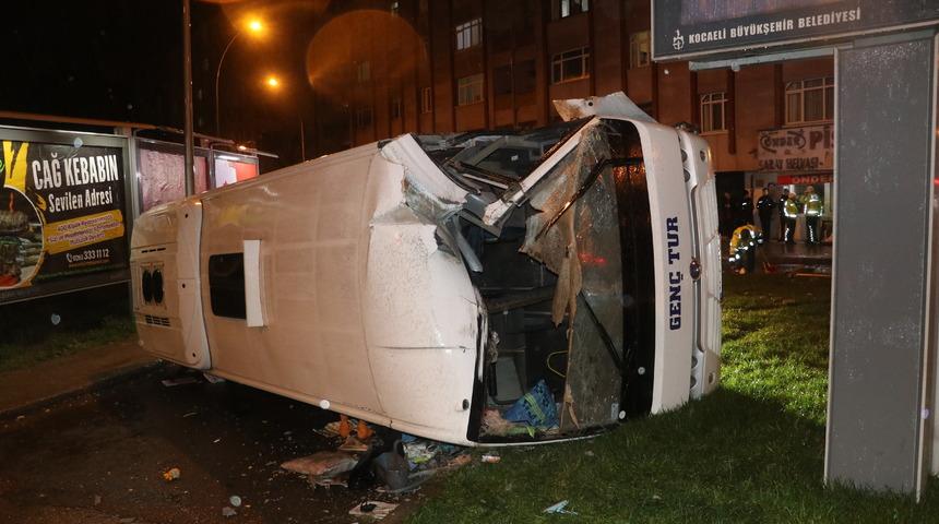Kocaeli'de devrilen servis midibüsünün sürücüsü yaralandı