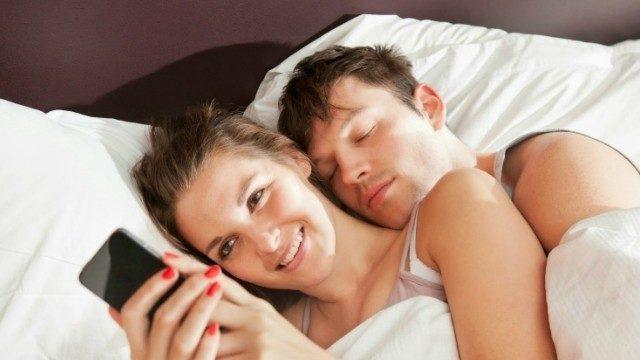 Akıllı telefonlar seks hayatını olumsuz etkiliyor