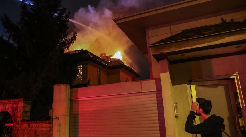 Üsküdar'da iki katlı binada çıkan yangın söndürüldü