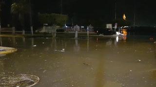 Deniz yükselmeye başlarken oldu! Endişe yarattı... İskenderun'da sahil yolu sular altında kaldı