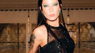 Halsey sınırları zorladı! Arkasını görenler şoke oldu
