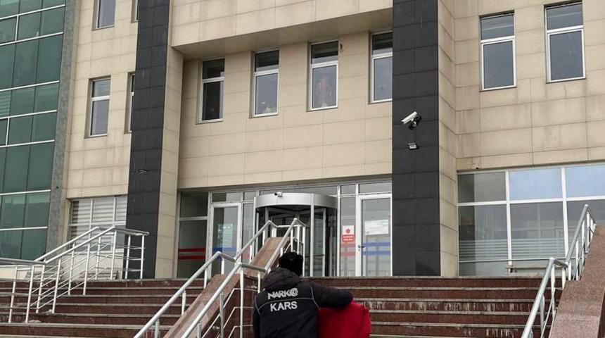 Kars'ta mide ve bağırsağından uyuşturucu çıkan İranlı tutuklandı