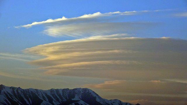 Yüksekova semalarında ortaya çıkan mercek bulutu şaşkına çevirdi