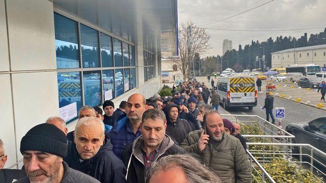 İstanbul'da EYT izdihamı! Uyarılara rağmen metrelerce kuyruk oluşturdular: Polis müdahale etti...