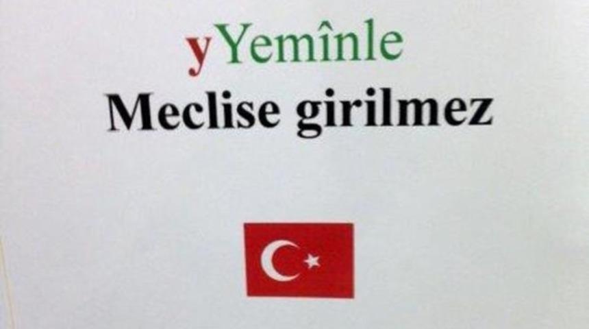 Yemin t&ouml;reninden &ouml;nce Meclis&rsquo;te vekil odalarına ilgin&ccedil; yazı
