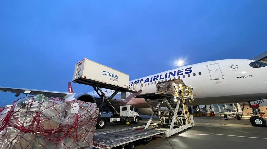 THY'nin "Tek Yürek" adı verilen 400. uçağı ilk tarifeli seferinde deprem bölgesine yardım taşıdı