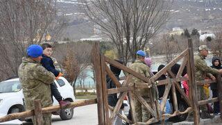 Depremzede çocuklara hayvanat bahçesi morali
