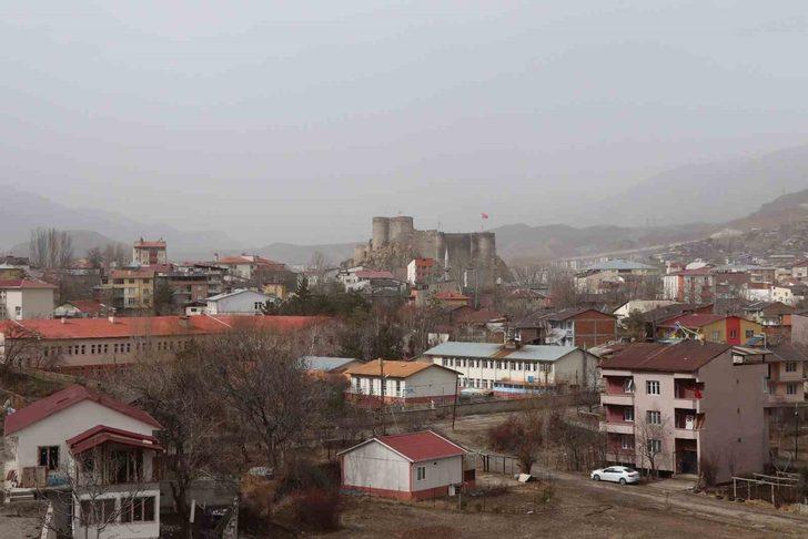 Oltu’da toz bulutu etkili oldu