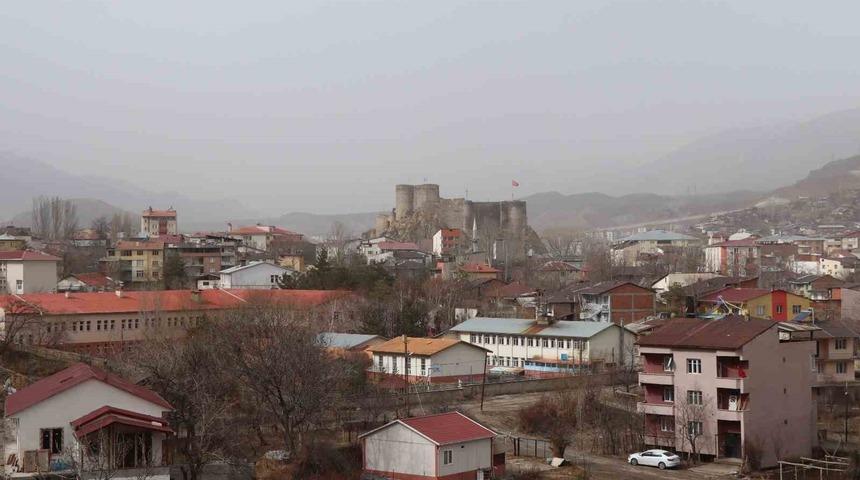 Oltu’da toz bulutu etkili oldu