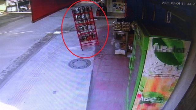 Fırtınanın sürüklediği cips standını görünce peşinden o da fırladı! İlginç anlar saniye saniye görüntülendi