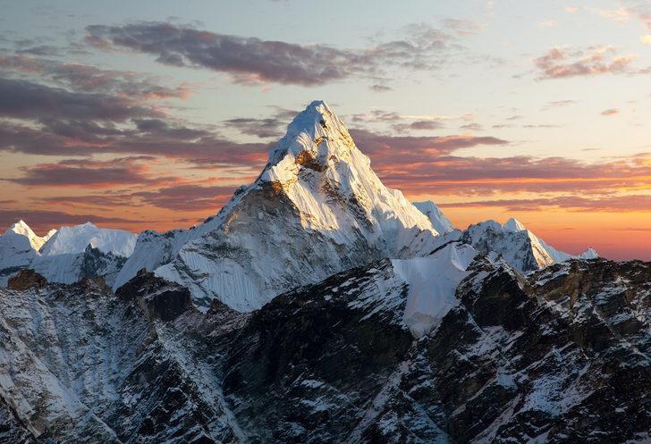 Everest dağı bulutların üzerinde ise üstünde nasıl kar var? Everest'in zirvesi neden karlı, Everest Dağı kaç metre?