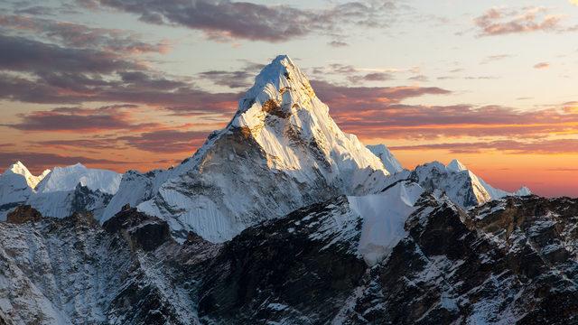 Everest dağı bulutların üzerinde ise üstünde nasıl kar var? Everest'in zirvesi neden karlı, Everest Dağı kaç metre?