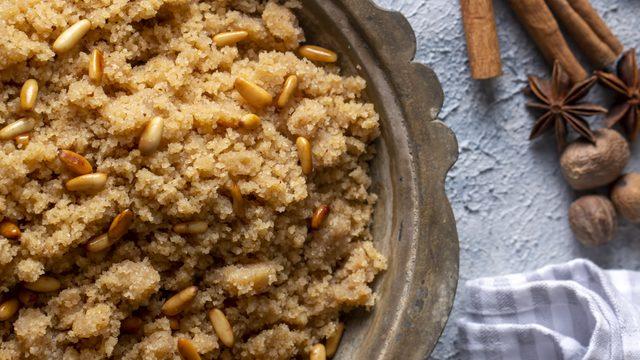 Tam ölçülü irmik helvası tarifi! Tane tane dökülen irmik helvası nasıl yapılır?