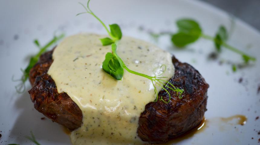 Peynir soslu bonfile nasıl yapılır? Zuhal Topal'la Yemekteyiz peynir soslu bonfile malzemeleri ve tarifi!