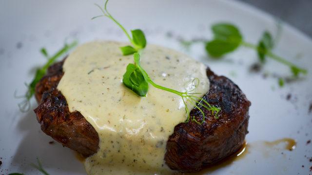 Peynir soslu bonfile nasıl yapılır? Zuhal Topal'la Yemekteyiz peynir soslu bonfile malzemeleri ve tarifi!