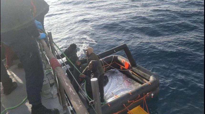 Çanakkale açıklarında 82 düzensiz göçmen kurtarıldı