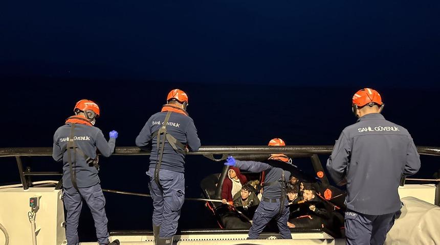 İzmir açıklarında 90 göçmen yakalandı, 20 düzensiz göçmen kurtarıldı