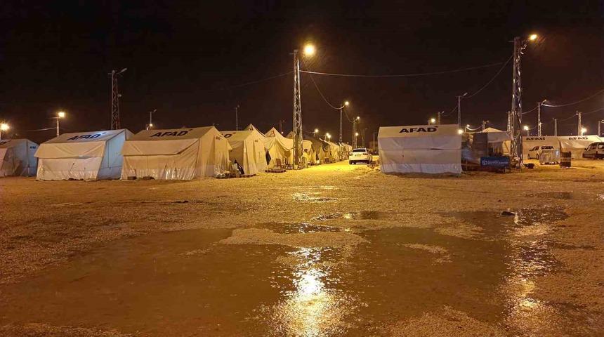 Deprem bölgesinde fırtına ve sağanak yağış etkili oluyor