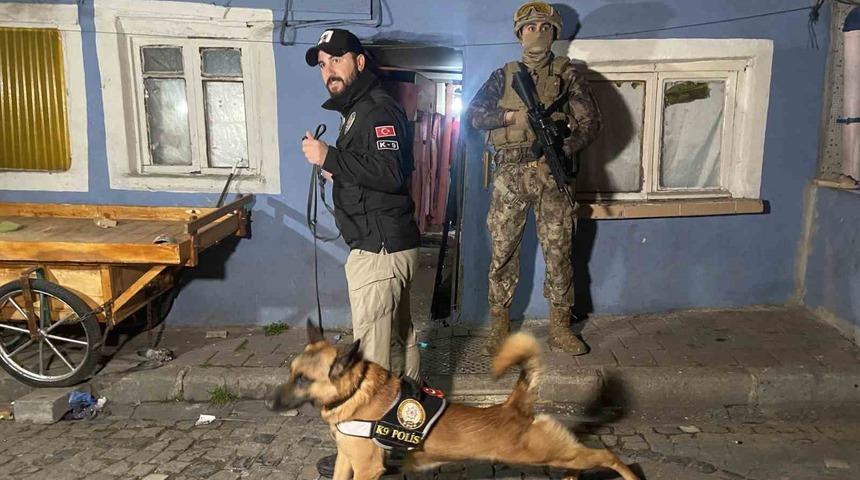 İstanbul’da uyuşturucu tacirlerine helikopter destekli eş zamanlı şafak operasyonu