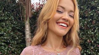 Rita Ora cesaretinden ödün vermiyor! Üstü küçük geldi