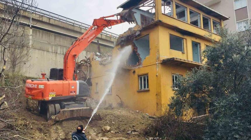 Körfez’de metruk bina yıkıldı