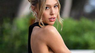 Seksi model Alexis Ren yine sınır tanımadı! Yarı çıplak pozlarına beğeni yağdı