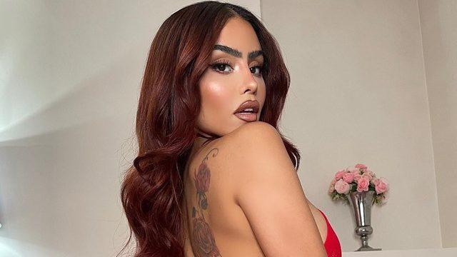 Model Chloe Saxon cesur pozlarıyla büyüledi! Vücudunu saran tulumuyla kıvrımlarını sergiledi