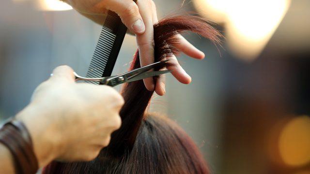 En genç gösteren saç kesimi! Yüzü anında gererek yaşlılığa savaş açıyor