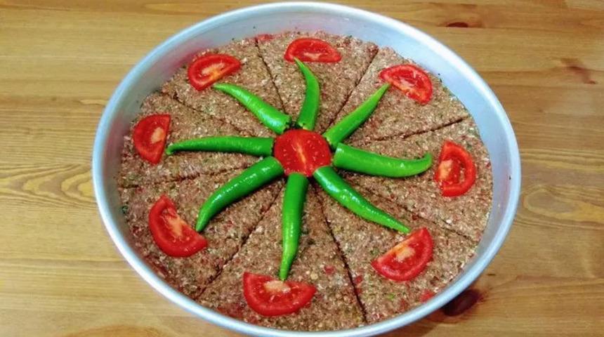 Tadı dillere destan Testi Kebabı (Sini Kebabı) nasıl yapılır? Zuhal Topal'la Yemekteyiz Testi Kebabı tarifi ve malzemeleri