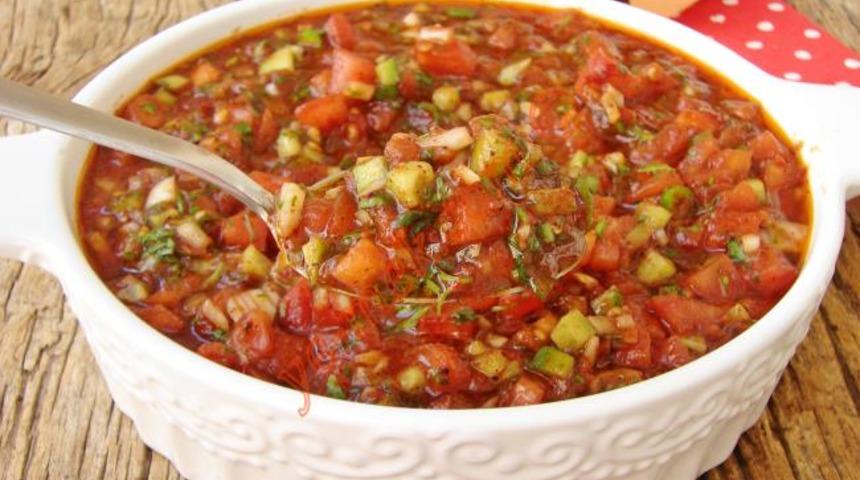 Şipşak hazırlanan bostana salatası tarifi! Et yemeklerinin en güzel eşlikçisi bostana salatası nasıl yapılır?